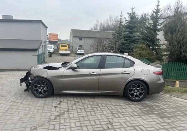 Alfa Romeo Giulia cena 44900 przebieg: 79612, rok produkcji 2017 z Żabno małe 301